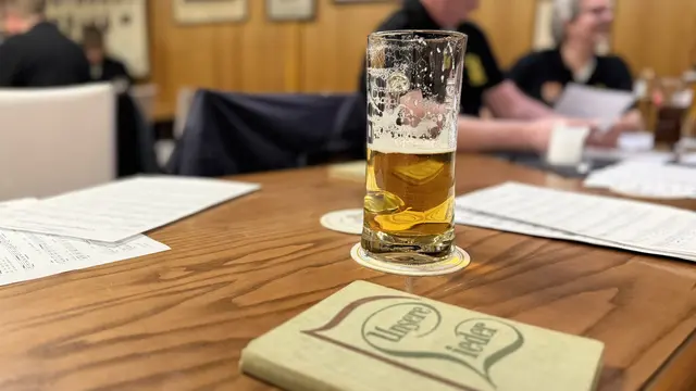 ein kühles Bier nach Feierabend in entspannter Atmosphäre - so macht Chor doppelt Spaß | Foto: tml