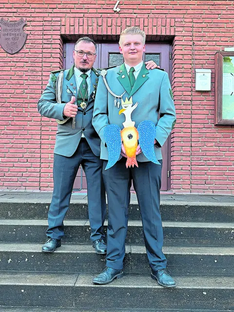 Fynn Jörgensen (vorne, Vizekönig der Jungschützen) mit Ron Lebkowski (Adjutant)  | Foto: Verein