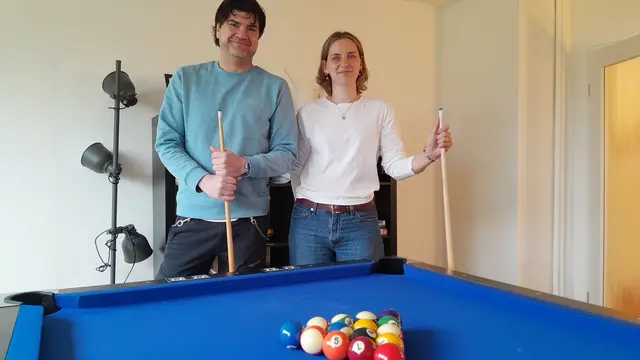 Luisa Maibohm und Marc Olszewski sind sich sicher, dass der neue Billardtisch ein Highlight ist  | Foto: Hansestadt Stade