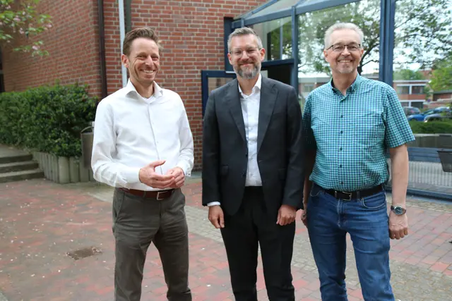 Dr. Janosch Ondraczek (li.) und Frerk Meyer (re.) vom Klimabeirat begrüßten Roland Mayer von den Stadtwerken Winsen | Foto: Stadt Buchholz