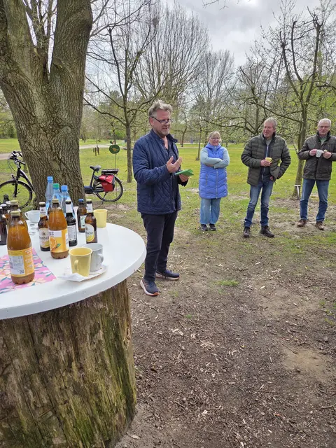 Bürgermeister Dierk Beneke beim Verteilen der Urkunden  | Foto: Hochzeitswald Heidenau