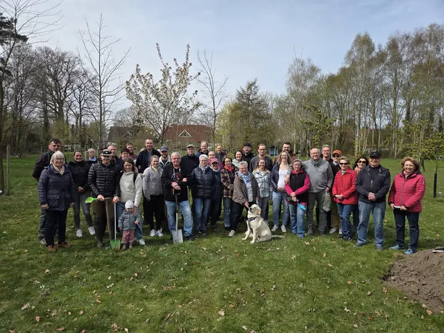 Alle an der Pflanzaktion beteiligten Paare, Vereinsmitglieder und Helfer | Foto: Hochzeitswald Heidenau