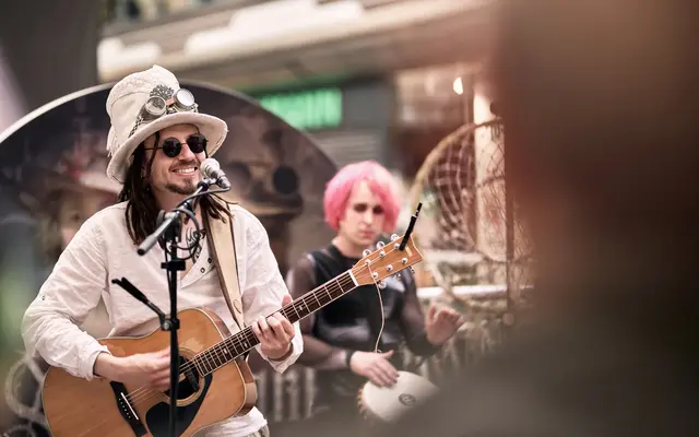 Hinter dem bekannten Steampunk-Barden Dunkelfelsverbirgt sich der Songwriter, Musikproduzent und Steampunk-Festival-Organisator Michael Deutschmann | Foto: Daniel Reiche