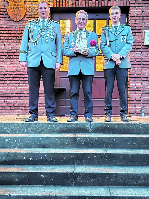 Der Vizekönig John Fitschen (Mitte) mit seinen Adjutanten Christian Hildebrandt (re.) und Daniel Schmutte vertrat den Verein im vergangenen Jahr | Foto: Verein