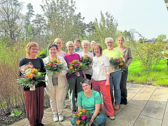 Die erfolgreichen Absolventinnen nach dem Erhalt ihrer Zertifikate | Foto: Hospiz Nordheide