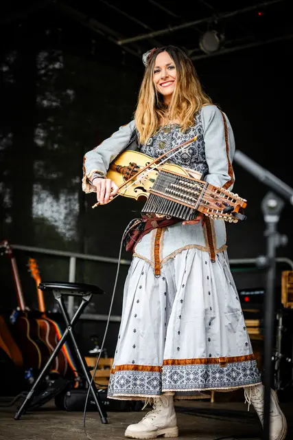 Bia Kuri mit Nyckelharpa | Foto: Bia Kuri