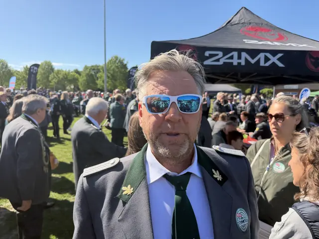 Bürgermeister Dierk Beneke kam stilecht mit weisser Sonnenbrille und Gummistiefeln | Foto: tml
