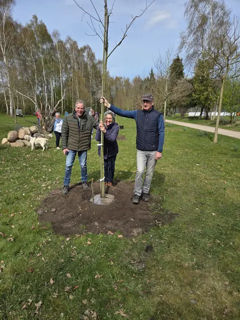 Anette Randt mit den ehrenamtlichen Helfern des Hochzeitswaldes, Helmut Martens (li.) und Hans-Heinrich Höper  | Foto: Hochzeitswald Heidenau