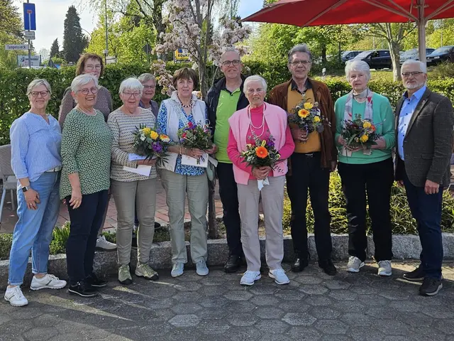 Geehrt und bestätigt: Bei der Jahreshauptversammlung des DRK-Ortsvereins Salzhausen-Putensen wurden langjährige Mitglieder ausgezeichnet und der Vorstand erneut im Amt bestätigt | Foto: DRK Ortsverein Salzhausen-Putensen