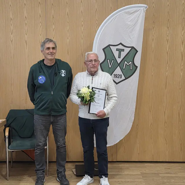 Eine außergewöhnliche Vereinstreue: Horst Hoops (rechts) wurde für 80 Jahre Mitgliedschaft im TV Meckelfeld geehrt | Foto: TV Meckelfeld