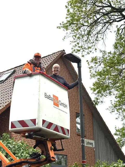 Nadja Weippert mit einem Mitarbeiter der BaBaTec GmbH  auf Höhe der Laterne