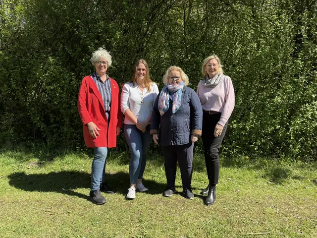Seevetals Bürgermeisterin Emily Weede, Lara Rieckmann (Leiterin des Frauenhauses Buchholz), Angelika Tumuschat-Bruhn (Ratsvorsitzende der Gemeinde Seevetal und Vorsitzende des AWO-Kreisverbands Harburg-Land) sowie Elisabeth Meinhold-Engbers (Geschäftsführerin des AWO-Kreisverbands Harburg-Land) stellen die neue Kooperation für zusätzliche Schutzplätze vor | Foto: sra