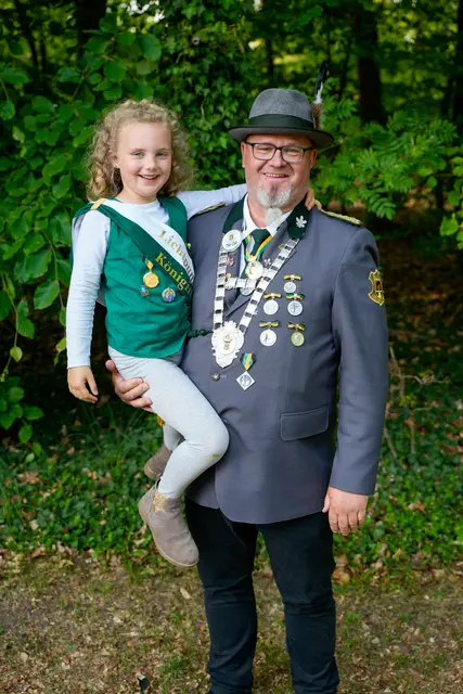 König Andre Stender mit seiner Tochter und Lichtpunktkönigin Mathilda Plate | Foto: S.u.S.V. Heinbockel