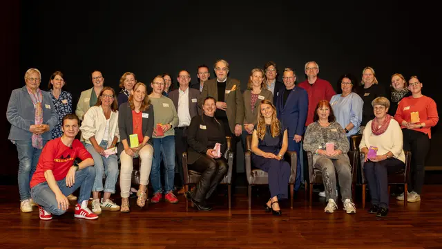 Die Kita-Leitungen mit den Geschäftsführerinnen Albina Chmel und Miriam Baxmann sowie dem Verbandsvorstand  Pastor Olaf Prigge, Landrat Kai Seefried und Superintendent Marc Wischnowsky | Foto: Kirchenkreis Stade