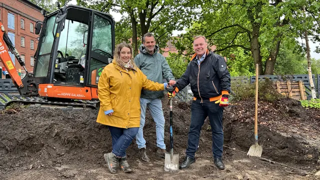 Von links: Anika Förster (Stadt Winsen), Volker Kranz (baumrausch), Bürgermeister André Wiese (Bürgermeister) | Foto: Stadt Winsen