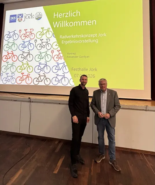 Alexander Gardyan (v.l.), Diplom-Ingenieur und Gründer des Planungsbüros IKS Mobilitätsplanung und Jorks Bürgermeister Matthias Riel | Foto: sts
