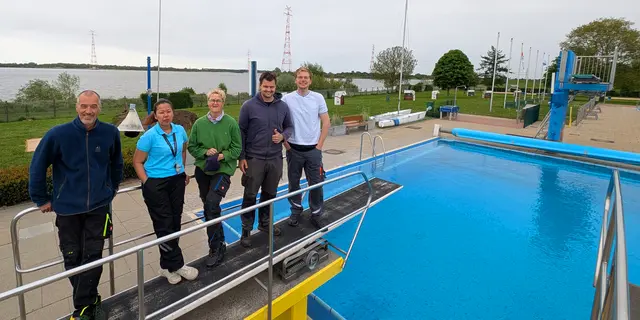 Das Freibadteam in Hollern-Twielenfleth hofft auf eine sonnige Saison und viele Badegäste (v.li.): Enrico, Gina, Berit, Mattes und Henning | Foto: jd