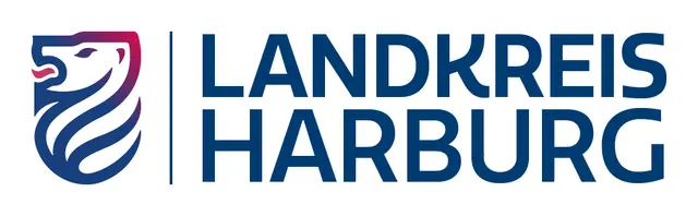 Zu sehen ist das Logo der Kreisverwaltung des Landkreises Harburg: Eins stilisierter Löwenkopf in Blau und Violett, daneben der Schriftzug "Landkreis Harburg"