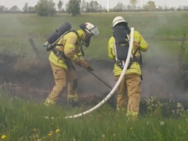 Die Feuerwehr Bützfleth bei den Löscharbeiten | Foto: Feuerwehr Bützfleth