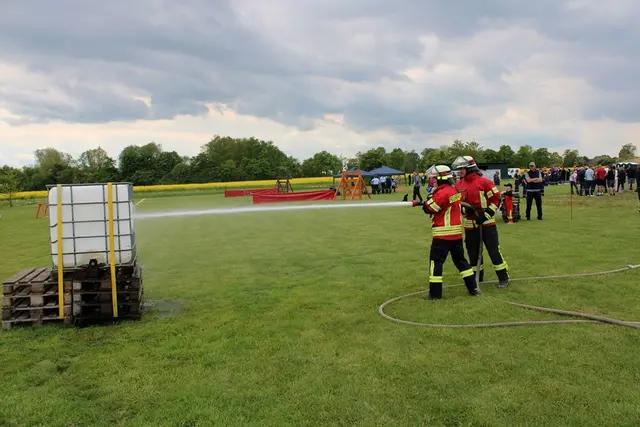Gruppe der Freiwilligen Feuerwehr Sahrendorf-Schätzendorf beim Löschangriff | Foto: gi