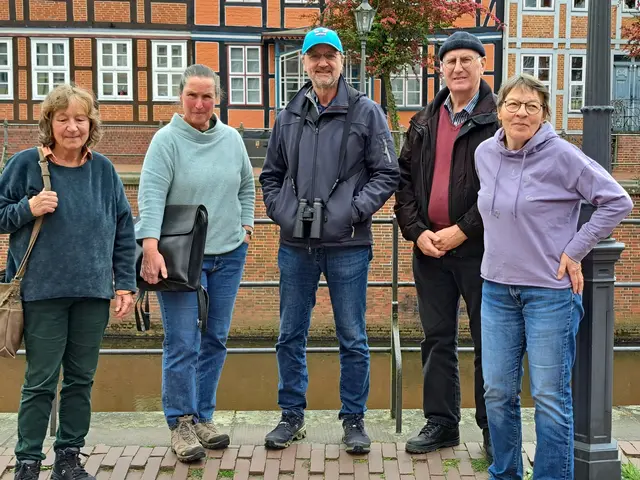 Einige der Mitglieder der ONAG unter der Leitung von Guido Seemann (mi.), die an der frühmorgendlichen Vogelkartierung teilgenommen haben | Foto: Privat/ONAG