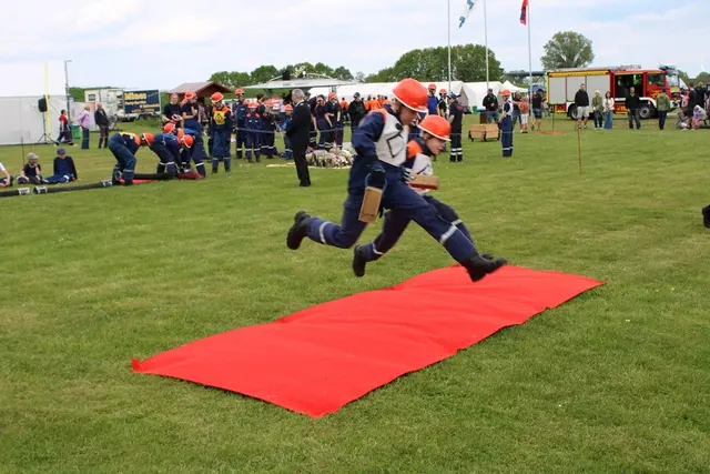 Gruppe der Jugendfeuerwehr Stöckte beim überwinden des Wassergrabens | Foto: gi
