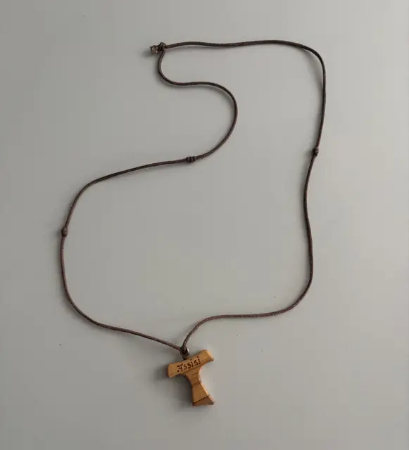 Das Tau-Kreuz (Form eines „T“) ist ein zentrales franziskanisches Symbol, das Franz von Assisi als Zeichen des Segens, des Friedens und der Erlösung nutzte | Foto: sts