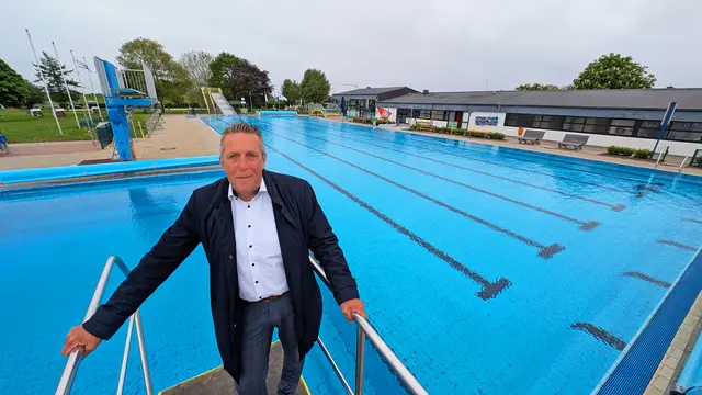 Rathauschef Timo Gerke sorgt sich um die Zukunft des Freibades | Foto: jd
