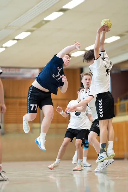 Torben Simons (TuS Jahn) blockt einen Ball von Levy Smolarski (SG Luhdorf/Scharmbeck) | Foto: Finn-Niklas Meier