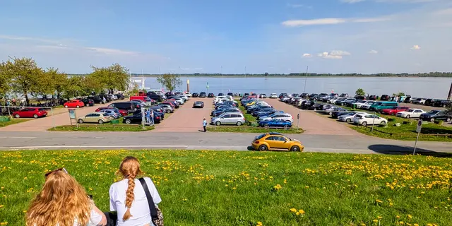 Wenn die Sonne scheint, ist der Parkplatz am Lühe-Anleger oftmals rappelvoll | Foto: jd