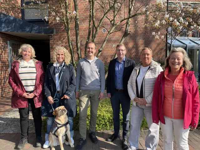 Arbeiten bei der Ganztagsbetreuung eng zusammen: (v. li.) Regina Völkers (Schulverein Waldschule), Franziska Schwille (Schulverein Holm-Seppensen), Henning Bruhn (Stadtverwaltung), Dirk Hirsch (Erster Stadtrat), Jessica Buhr (Schulverein Wiesenschule) und Helena Eischer (Saari gGmbH) | Foto: Stadt Buchholz