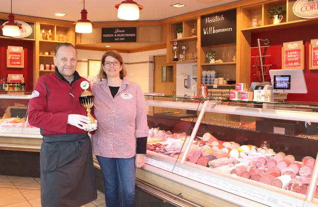 Inhaber Raphael und Ehefrau Anja Cordes mit dem Siegerpokal | Foto: jvp