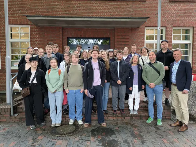Deutsche und finnische Schüler besuchten das Buchholzer Rathaus | Foto: Stadt Buchholz