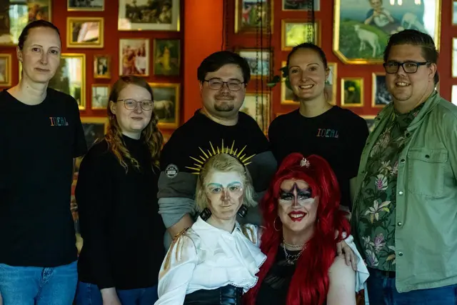 Das Team von QUEST – Queeres Stade e.V. und dem Stader Café IDEAL mit Drag King Freddie King (vo.li.) und Drag Queen Scarlet Splash (vo.re.) | Foto: Timo Wildemann/QUEST/IDEAL