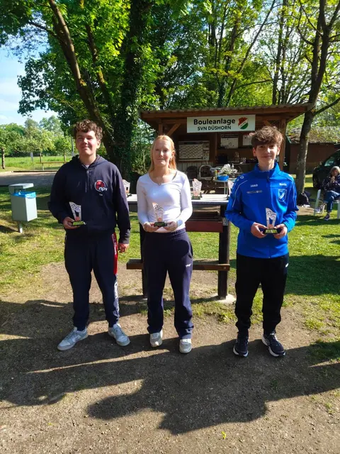 Die Erstplatzierten im Tireurwettbewerb (Präzisions-Schießwettbewerb): Tim Lehmann (Platz 2), Amelie Kuball (Platz 1) und Mattis Alex (Platz 3) | Foto: Oliver Hahlbohm, TSV Rethen