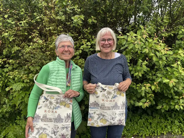 Regina Witt (81) und Iris Grünreich (68) bleiben aktiv: Nach einem Besuch beim WOCHENBLATT ging es direkt weiter zur Kulturwanderung | Foto: sts
