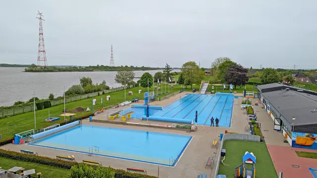 Die Lage des Freibades direkt an der Elbe ist einmalig | Foto: jd