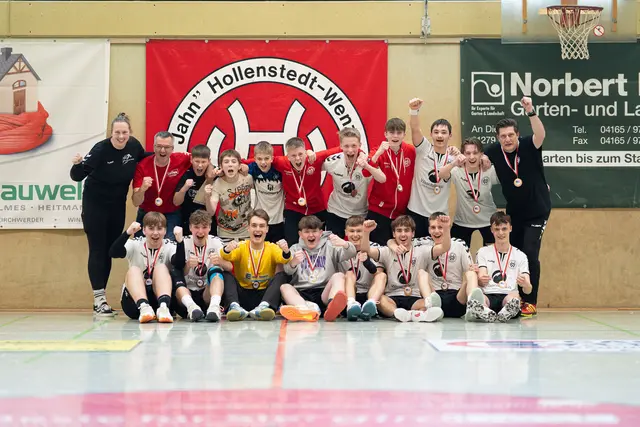 Die Jungs der männlichen Handball-B-Jugend des TuS Jahn Hollenstedt freuen sich über den Meistertitel mit ihren Trainern: Kay Kröpfl (hinten, 2. v.li.) und Lars Peters (hinten re.) sowie mit Co -Trainer Jayden Ehlen (vorn, 4. v. li.)
