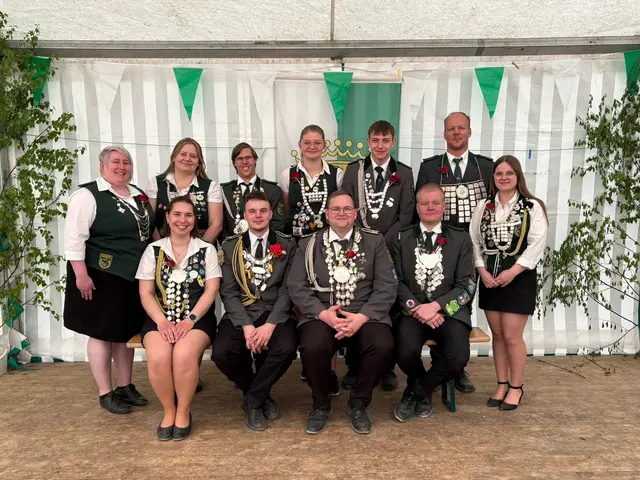  Die neuen Würdenträger von Dammhausen (hi. v. li.): Sonnenblumenkönigin Nadine Hartlef, Beste Dame Imke Cord, Bester Mann Benjamin Hinsch, Bienenkönigin Johanna von Häfen, Froschkönig Joris Horn, Vogelkönig Eric Unger
Vorne v. li.: Jungschützenkönigin Merle Blome, Jungschützenkönig Julien Gilke, König Tim Otromke, Bester Mann Jungschützen Moritz Wiebusch, Beste Dame Jungschützen Kim Marie Schomaker | Foto: Mareike Meyer/Schießclub Dammhausen