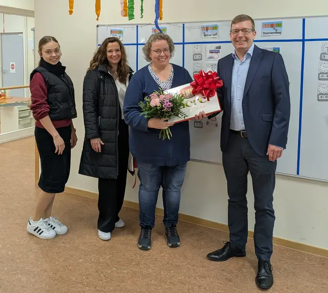 Angela Prediger (v. li., Verwaltungsstudentin), Carolin Gerloff-Labbert (Personalleitung), Marion Rost (Kitaleitung Kinderleben), Dirk Hirsch (Erster Stadtrat) | Foto: Stadt Buchholz