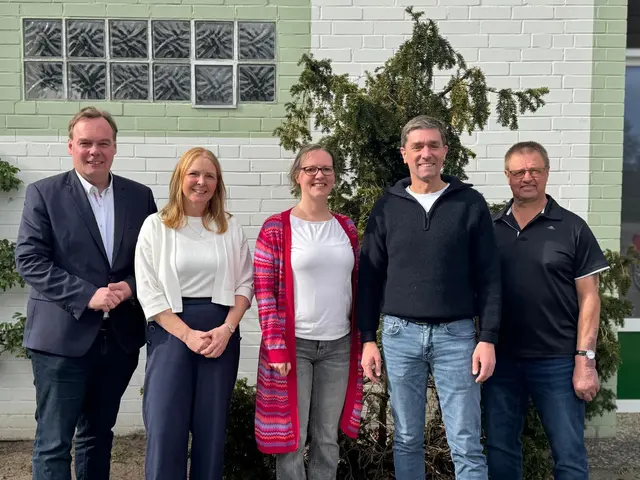 Von links: Bürgermeister André Wiese, Ortsvorsteherin Meike Neven, Julia Meinel (Familienbüro), Ratsherren Philip Meier und Christoph Eggers | Foto: Stadt Winsen