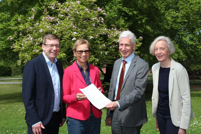 Der Erste Stadtrat Dirk Hirsch (v. li.)), Leiterin Andrea Kowalewski, Landrat Rainer Rempe und Projektleiterin Inge Seba-Eichert betonen die Bedeutung der Koordinierungsstelle Frau und Wirtschaft | Foto: LK Harburg