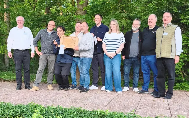 Der erste Vorsitzende des Schützenkorps Olaf von Appen (v. li.) freute sich über die erfolgreichen Schützen. Das Siegerteam „Dran-Drauf-Drüber“ mit Waldemar Haas, Marc König, Nikolai Haan, Tigran Zakarjan und David Zakarjan, Melanie Syhre von der Volksbank Lüneburger Heide e.G., Stefan Ortmann vom Team, Tabler Winsen. Der 2. Vorsitzende Stefan Kubbe und Schießleiter Thomas Westermann gratulierten ebenfalls | Foto: SK Winsen
