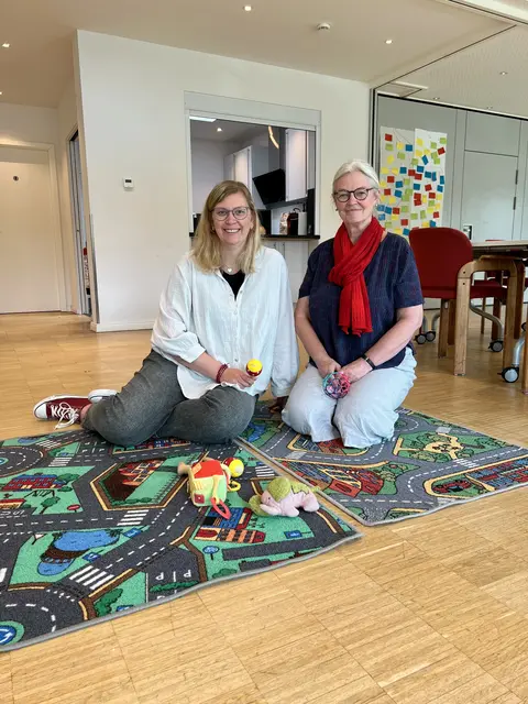 Die Hebamme Ulrike Grunwald (re.) und Sophie Häling, Sozialarbeiterin und Schwangerenberaterin bei der Diakonie, freuen sich auf Eltern und deren Kinder beim neuen „Café Kinderwagen“ in Stade-Hahle | Foto: Landkreis Stade / Nina Dede
