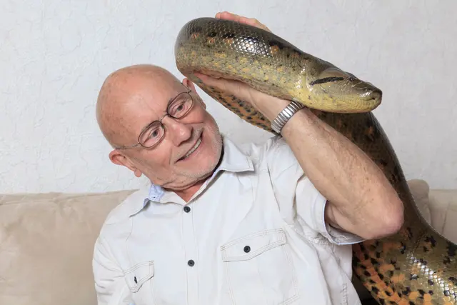 Rüdiger Nehberg mit einer Anakonda | Foto: Holger Kirk