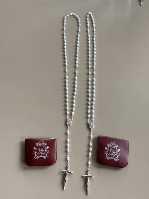 Die Rosenkränze bekamen sie geschenkt | Foto: sts