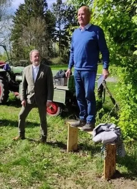 Bürgermeister Robert Isernhagen (li.) und Stifter Reinhard Behr bei der feierlichen Flustein-Setzung | Foto: Michela Dulz