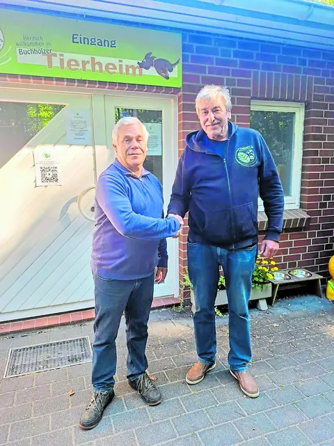 Hundetrainer Uwe Schutt (li.) aus Jesteburg und Tierheim-Chef Rolf Schekerka | Foto: Tierheim