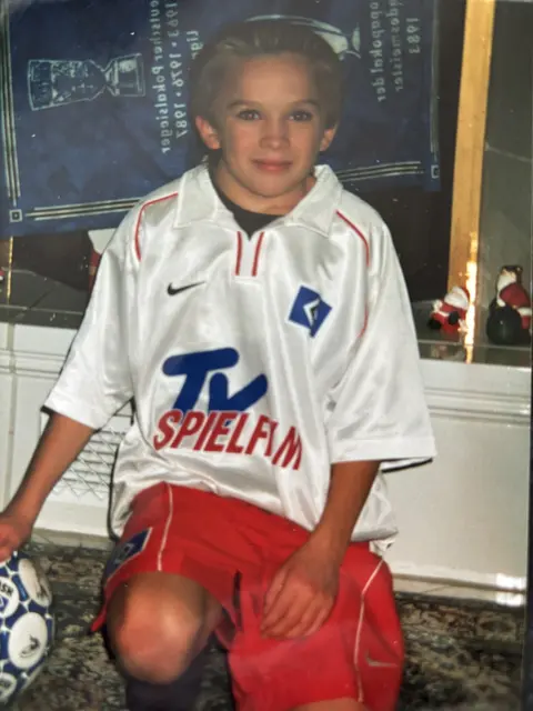 Damals noch HSV-Fan: Der junge Jonas Lancker – zu Weihnachten natürlich im Trikot seines Lieblingsvereins | Foto: privat