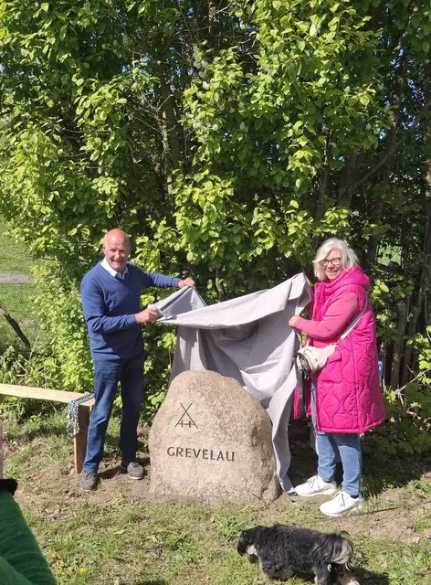 Reinhard Behr (li.) und Sigrid Gardewischke mit dem neuen Flustein in Grevelau | Foto: Michela Dulz